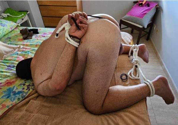 Xtudr - Alojamiento a viajeros Busco de 1 a 3 amigotes que quieran hacer escapada de 3 o 4 dias a Mallorca. Yo , 40 años,  mallorquin con 2a casa vacacional, pongo mi casa y pongo culo y boca a disposición de los huéspedes. Requisitos : tener máximo 52 años y buen rabote