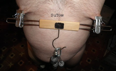 Xtudr - Castigos Me mola atar a una perra sumisa a una silla para darle de bofetadas y torturarle los pezones, el cipote, las pelotas y más de forma simultánea en una sesión LARGA y LENTA. Mejor joven, bajito fibrado o musculado con aguante.