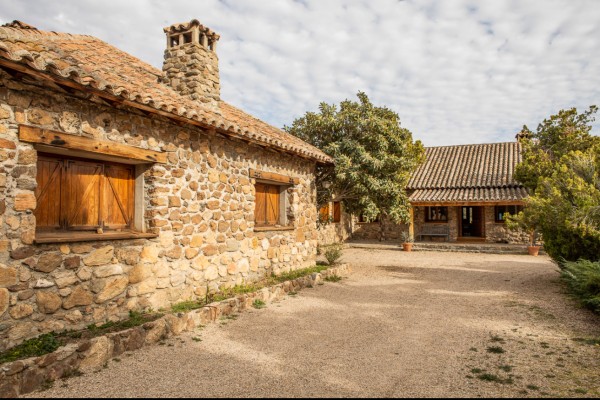 Xtudr - Fin de semana en el campo Buenas! 
Tengo un colega que tiene una finca ganadera. Aunque él realiza su trabajo allí, los fines de semana la alquila para fiestas encuentros perversos y degenerados tanto zoo como otros menesteres. 
Si alguien estuviese interesado en organizar algo puede escribirme para solicitar información. Gracias 