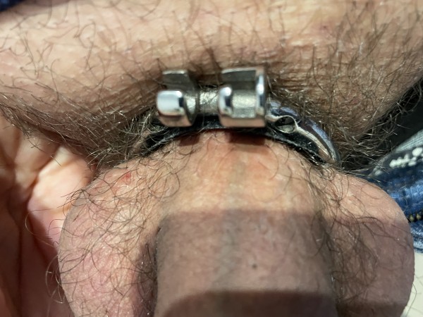 Xtudr - Sumisos en Castidad Bricolaje Pre-Locktober. Se acabó compañeros sumisos/Esclavos. Para todos aquellos que visteis la forma de sacaros la Jaula sin problemas, sin consecuencias, os traigo vuestra tortura para, espero, aprobación de Vuestros Amos. Se trata de algo tan sencillo que no entiendo como Marcas como Kinky y otras no han caído en ello. Adjunto fotos. Si al anillo, en la parte interior superior, le ponéis un tira de unos 4cm de largo de Velcro, sacaros la polla de ahí os va a ser, no diré imposible, pero sí doloroso de narices si lo hacéis. Lógicamente, de las dos partes del Velcro, tenéis que usar la parte que “pincha” y no la del “pelito”. De esta forma al intentar sacar la polla de la jaula se os clavará ahí por la presión. Para los que estéis operados, no hace falta que os diga que pasar el capullo descubierto por ahí es literalmente imposible (solo apto para un Fakir? En estado Relax, no molesta más de lo que molestaría un cepillo de dientes de los suaves y tras 12 horas de llevarla no he tenido problemas. Falta la prueba de dormir. Yo para probar lo he hecho con Velcro Adhesivo, pero lo interesante, sería usar un buen Adhesivo que lo fije para siempre. Al quitar la jaula (parte delantera) se libera presión por lo que sacarse todo el equipo es, algo molesto, pero no duele para nada. Hago varios mensajes para las fotos.