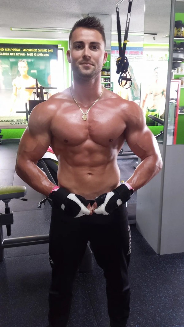 Xtudr - TETUDO TRAGON Hola Toni. 
Molaria mucho que nos contaras un poco sobre tus rutinas, entrenamientos y como lo has hecho para alcanzar el cuerpo que tienes actualmente.

Y a la vez, desarrollar como ha sido descubrir ese lado narcisista que se ve que tienes, como te afecta en el dia a dia, pero sobretodo que nos expliques que SIENTES al verte 😛

Perdona el tostón, pero estoy arruinándome a tu costa en onlyfans.

Gracias por enviarme todo lo que te pido.


PD. Te adjunto foto para que sepas quien soy
