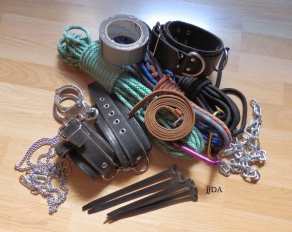 Xtudr - BDSM NEL KAMPO 59.- Las salidas NEL KAMPO tienen una gran riqueza de matices si bien el PAISAJE juega un papel importante a la hora de planificar sesiones. Un Dominante avezado e imaginativo sabrá qué materiales tiene que llevar e incluso cuáles de ellos serán más versátiles. Tendrá especial cuidado con la naturaleza y la cantidad de los cabos de cuerda o incluso si tiene que llevar cadenas… Y también sabrá cómo ha de hacerse la APROXIMACION al lugar de la sesión.