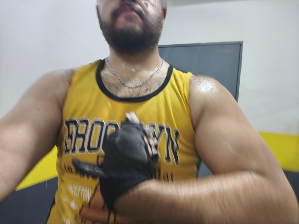 Xtudr - ALFAS  homófobos Me estoy enamorando y obsesionado con la idea de un hombre así en mi vida. Que me arrebate del matrimonio en el que estoy, y me vuelva su novio putón y entrenado para servirle.

De ese tipo de hombre con voz ronca, que me agarra con sus manos grandes los labios rosados que tengo, y me dice que soy su princesa... Uff