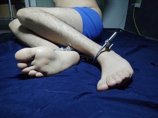 Xtudr - Amos y Esclavos con fetiche por los pies Desde la primera vez que lleve cadenas en los pies a los 12 y hasta ahora es una de las cosas que más me excita 