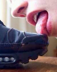 Xtudr - fetichistas de pies En Madrid yo perro muy mamon me flipa mamar rabo pies culo lamerte entero pasivo sumiso fetish
Me flipa someterme a pies y zapas de macho 