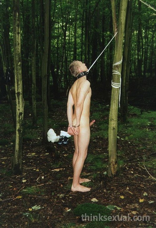 Xtudr - BDSM NEL KAMPO 93.- Los amarres en el campo no tienen que ser obligatoriamente muy complicados porque el medio ya es, en sí mismo, hostil. Los esclavos que son llevados a sitios montaraces suelen ir muy indefensos porque los conocen poco, y ello provoca una sensación de indefensión notable. Además las aproximaciones a los lugares de puteo, pueden ser duras dependiendo del clima y de las estaciones astronómicas.
Por otra parte hay dominantes, como yo mismo, que llevamos a los esclavos atados en las aproximaciones, a veces pillados por los huevos o por el cuello, para que su sufrimiento sea mayor, jaja. Les hago llevar una mochila con el material y en ocasiones, —si el esclavo es musculoso— les meto piedras en la mochila para que el peso sea mayor…
Cuando se llega al lugar de la sesión, ya están amedrentados y, por consiguiente, los amarres no tienen porqué ser muy complicados. Además una cierta libertad de movimientos es muy adecuada para  usarlos con tormentos diversos…
