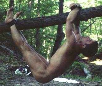 Xtudr - BDSM NEL KAMPO SN07
Salvando la actividad evidente de ANDAR en una caminata en ell campo o la montaña el BDSM NEL KAMPO conlleva más actividades que, en dúo o en grupo suponen llevar a cabo «juegos» de SM.
Normalmente el DOM que sale el campo con un esclavo o una perra sumisa lo hace SABIENDO más o menos lo que va a hacer con él, es decir que suele llevar la sesión preparada. Eso es así porque el LUGAR de la sesión está siempre en función de llevar una LINEAS GENERALES de desarrollo de la sesión.
De esta manera y aunque el esclavo lleva el material en una mochila —a veces bastante material—, una LINEA GENERAL de puteos se lleva siempre. Luego puede haber variaciones en función del lugar elegido pero SIEMPRE el desarrollo de la sesión está en función del paraje elegido.
