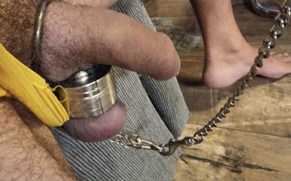 Xtudr - ROMPE HUEVOS Busco amo que me destroce la polla y huevos sin piedad 