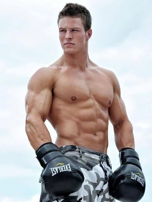 Xtudr - BDSM NEL KAMPO 112.- Dentro de los ‘juegos’, ya sean o no NEL KAMPO, me gusta favorecer a los DOMs que dan hostías y más aún a los que están musculados o incluso fibrados. Pero si además les gusta utilizar guantes de boxeo, a mi me encanta estar con ese tipo de chicos. Es morboso en extremo ver a un chico musculado atando a una perra a la que luego va a dar de hostias cuando la tenga atada. Y ello es morboso porque es muy difícil atar a una perra sumisa (por muy quieta que se esté) con guantes de boxeo.

Ese tipo de amarre, impide hacer nudos con cierta maestría y el chico que va a hostiar a la perra la atará casi pasando la cuerda sin nudos, que es una manera de atarla llena de morbo. Además si la perra trata de liberarse recibirá muchas más hostias del DOM para diversión de éste… Y en último extremo el DOM puede quitarse los guantes, atarla bien y ponerse de nuevo los guantes para darle de hostias asako y luego empotrarla mientras le da de puñetazos…por pringada, jaja

Si además es un Dominante cabronazo la puede atar a un árbol ‘cabezabajo’, colgarle los guantes del cipote y torturarle las pelotas para darle de palos en el culo después… Y luego seguramente más puteos porque un Dominante de ese estilo nunca se cansa con una perra desobediente o rebelde. A mi ese tipo de perras me encantan; las ato a una silla y las doy de bofetadas e incluso la meto en el tormento LA SILLA DE LAS BOFETADAS…
