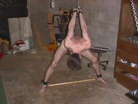 Xtudr - Oler pies Busco colega  AMO o DOMINANTE jovencito(22-28 a)  bajito, brutito, cachitas y cabrón que le guste atar, torturar e idear tormentos. En Madrid.