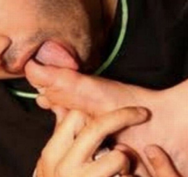 Xtudr - Fetiche de pies  Sumiso adorador de pies y calzado de machos que necesitan una perrita a sus pies para relajarse en Madrid 