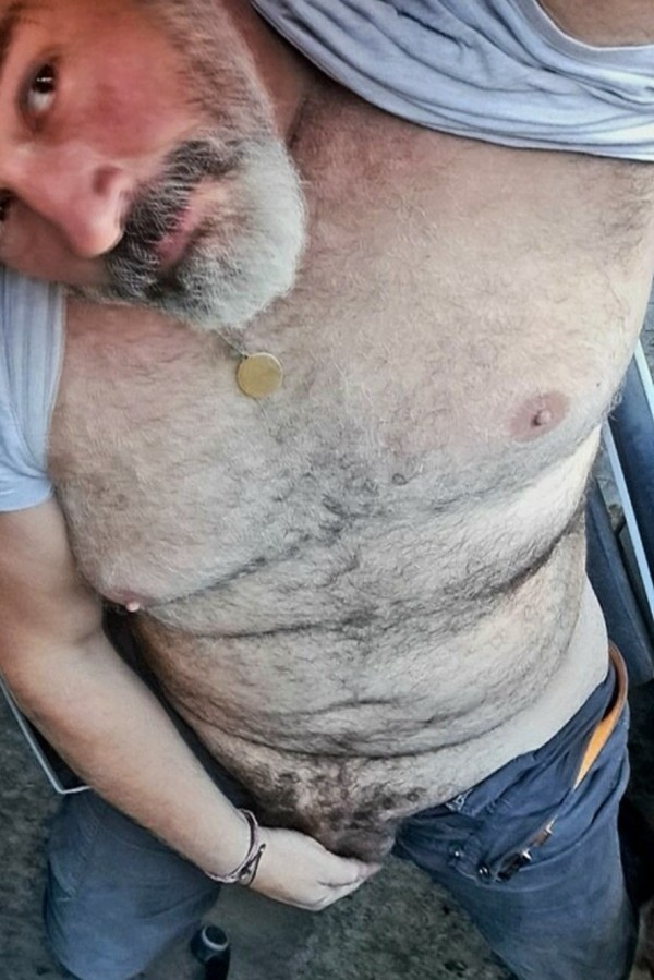 Xtudr - OBREROS GUARROS CON TRABAJO EXTRA Con ganas de tener capataz que me use y abuse...me haga pezones grandes y grandes huevos...me ponga jaula de castidad hasta acabar el tajo.. 