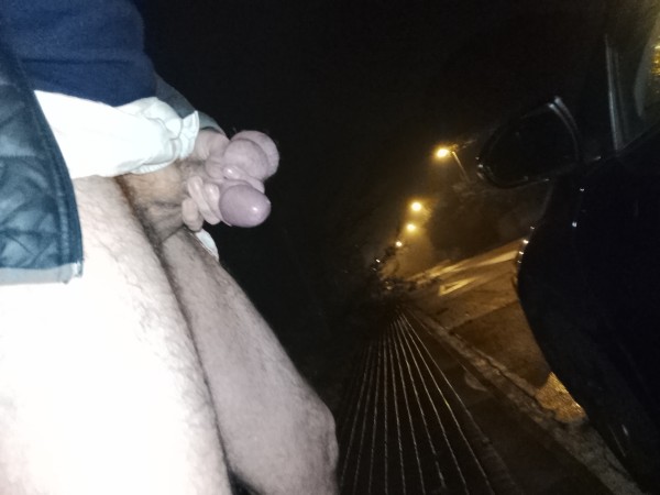 Xtudr - Humillacion estrujándome huevos y polla en la calle