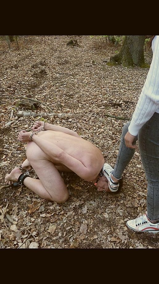 Xtudr - BDSM NEL KAMPO 125.- Una sesión NEL KAMPO se divide en TRES PARTES. 1.- La APROXIMACIÓN del esclavo al lugar de la sesión. 2.- El RATO QUE DURA la sesión que puede ser más o menos largo y 3.- La VUELTA de la sesión al punto de partida.

Los tres momentos lejos de ser similares, pueden ser muy diferentes, con tratamientos distintos e incluso con personajes diferentes. Los momentos 1 y 3 pueden variar en muchas cosas porque los morbos pueden variar notablemente y el rato 2 — que suele ser el más largo— también suele ser el más variado caracterizándose por mantener a los actores constantes.

Por otra parte el momento 2 también suele ser el que contiene más episodios distintos, con acciones diferentes pero en todo momento llenas de morbo. Incluso en ocasiones, cuando hay una noche por medio, el momento 2 es el más importante y más duro, también.

En verano que suele ser el tiempo más adecuado para hacer este tipo de actividades, los esclavos suelen poder ir en bolas durante TODA LA ACTIVIDAD, en sus tres momentos y esta característica hace que toda actividad posea tintes de extrema dureza, pues no olvidemos que el Kampo puede llegar a ser muy duro, cuando las perras están desnudas y atadas… Y, por cierto, hay muchas, muchísimas posibilidades de torturar a una perra bien atada por uno, dos o más dominantes…

Como por ejemplo la imagen que hemos traído para esta entrada. La postura que el DOM adopta con la perra bien atada, no la puede adoptar en un lugar cubierto y tiene muchas más posibilidades de hacerlo NEL KAMPO; hacerle comer suelo a base de apretarle la cabeza es una buena forma de que lama ese suelo después de haber sido dado de patadas en el culo o en los costados y llenarle la polla y las pelotas de pinzas… pero antes de que un par de negros pollones lo torturen como ellos saben hacer…
