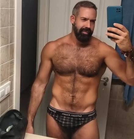 Xtudr - Historia viva de casados separados Cómo sentir el calor de un macho, ver si manos, su mirada pícara, ese susurro en una oreja, ese agarre a la cintura, una protuberancia q te invita a acercarte y te pica el ano. Esas palabras que dan tranquilidad, que te invitan a confiar. Te quiero y te invito a que me empotres a demanda. 