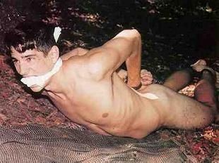 Xtudr - BDSM NEL KAMPO 126.- Las sesiones de BDSM NEL KAMPO suelen ser muy morbosas porque nos imaginamos atar o ser atados por dominantes muy expertos en el tema y muy imaginativos, con lo que ello lleva de puteos e incluso torturas inimaginables por lo duro de las mismas.

Ahora bien, ni todos los DOMs son tan imaginativos, ni muchos están acostumbrados al contacto con la Naturaleza ni siquiera conocen ciertos riesgos que ésta conlleva. Por otra parte hay muchos DOMs que carecen de experiencia directa realizando sesiones NEL KAMPO.

Por eso los inicios no siempre son complicados ni muy morbosos, si bien eso no quiere decir que carezcan de dureza si se hacen con cabeza. La imagen que ilustra la entrada está hecha en el campo, si bien el suelo no es directamente un suelo natural. Aún así la idea es muy sugerente. Un esclavo atado con las manos a la espalda y colocado bocabajo, en bolas, las puede pasar putas NEL KAMPO, si lo colocamos así en un terreno natural…

Y es que pegando al suelo están las pelotas y la polla con su cipote bien gordo por el morbo de la perra en esa situación. Y un poco más arriba el culo lleno de ‘aromas’ siempre atrae animalillos dependiendo de la estación astronómica en la que nos encontremos. 

Lo dicho; el amarre no es muy complicado, pero la POSTURA es lo suficientemente sugerente para el esclavo o para sus torturadores, porque el esclavo no suele parar de moverse y eso se traduce en un montón de sensaciones que conllevan muchos ‘resultados’ aparte los que puedan implementar los DOMs en la sesión…
