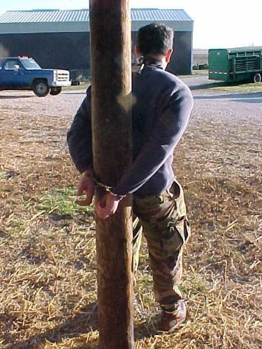 Xtudr - BDSM NEL KAMPO IPCBDSMDBNK-05
Hay muchos esclavos y perras que tienen determinadas gustos que a veces dejan traslucir obsesiones en el campo SM. Uno de ellos puede ser ESTAR ATADO A UN PALO. 

Ese tipo de comportamientos, se pueden usar en un Campamento BDSM simplemente preguntando cuando se llega al campamento, ese tipo de ‘gustos’ o técnicamente para despistar, FETICHES. Una vez conocidos el equipo de torturadores puede elaborar rápidamente algunos tormentillos que satisfagan a las perras de turno cuando se lo merezcan.

Por ejemplo, el tío al que le gusta que le ATEN A UN PALO cuando haga determinadas travesuras o simplemente desobedezca, se le puede atar a un poste desnudo si el tiempo lo permite o con alguna parte del cuerpo desnuda para ser golpeada; por ejemplo el culo…

También se le puede atar a un poste en un establo o en un almacén de productos agrícolas o en un cercado de una finca ‘amiga’ o…. El caso es poder atarlo a un palo (que es su fetiche) para que todo el que pase le pueda dar de bofetadas, de palos, arrancarle pelos o darle patadas en el culo o en las pelotas. Muy razonable es que cuando le guste que los transeúntes le pateen las pelotas, lo ponga en un letrerito…

Naturalmente la perra pringada y atada al palo, también lo puede estar en lugares MENOS EXPUESTOS, como por ejemplo el propio lugar del Campamento, auqnue estar ahí será durillo para ella, porque todo el Campamento estará continuamente torturándola, si bien es un castigo de utilidad para desobedientes…
