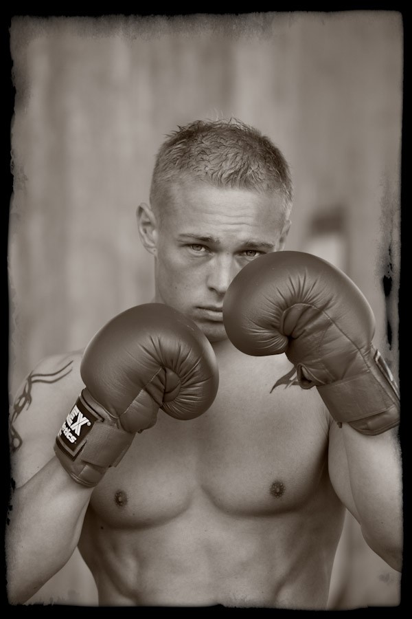 Xtudr - BDSM NEL KAMPO IPCBDSMDBNK-06
Otro buen castigo para desobedientes es el del BOXEO-CIEGO. Es muy sencillo se atan las manos a la espalda del desobediente y se le pone un tapaojos convencional rodeado con cinta de precintar para que no vea nada. Y se lo coloca en un pasillo conocido del centro en el que se esté realizando el campamento. O también se le puede atar a un árbol con una cadena larga de las manos sujeta a la espalda. 

Y luego se le ponen guantes de boxeo al DOM al que haya desobedecido la perra. Imaginamos lo que sigue… Le damos los guantes de boxeo al DOM al que ha desobedecido la perra con toda la idea para que éste le hable y ésta se eche a temblar cuando le dé a oler los guantes de boxeo…
