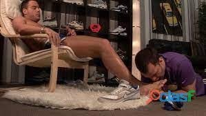 Xtudr - fetichistas de pies Perro sumiso en Madrid para lamer y someterme a pies y zapas o calzado de macho. 
Reposapiés alfombra o lo que necesite para relajarse 