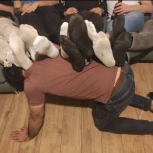 Xtudr - Reposapiés humano Perro sumiso en Madrid para lamer y someterme a pies y zapas o calzado de macho. 
Reposapiés alfombra o lo que necesite para relajarse 