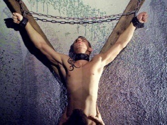 Xtudr - BDSM NEL KAMPO 130.- Como hemos visto en algunas entradas hace algún tiempo, hay algunos amarres sencillos y no tan sencillos que se pueden ADAPTAR al Kampo. Así ocurre con el de la presente entrada en la que se muestra un chico atado a una Cruz de San Andrés. La característica principal de este amarre es que es muy sencillo para aplicar NEL KAMPO, por ejemplo atando a la perra a dos ramas colocadas del modo que se necesite para conseguir el efecto deseado.

Y el EFECTO DESEADO en esta ocasión consiste en que la perra muestre TODO SU CUERPO en su parte delantera libre de obstáculos. Aparentemente ese amarre es sencillo y fácil pero el MOTIVO por el que necesitamos que la perra esté así es para DARLE UNA TORTURA DURA Y LARGA.

A mi en concreto, ese tipo de tortura siempre me ha divertido y más NEL KAMPO donde los gritos suelen quedar muy disminuidos por el arbolado. Porque lo que haría con la perra y ese amarre sería APLICARLE LA TÉCNICA DEL ARRANKAPELOS, que como todo el mundo sabe consiste en ARRANKAR TODOS LOS PELOS DEL CUERPO, incluidos los de la cabeza. Y eso se puede hacer con uno o varios cabrones dominantes e incluso algún switch y o algún esclavo, para humillación de la perra sumisa.

Aunque lo más jodido para la perra es lo que puede venir después del ARRANKAPELOS…Y eso es más jodido cuantos más esclavos-ALFA haya torturándola. A mi me gusta llevarme cuando doy con alguno, a las salids de DOMINACION NEL KAMPO porque son brutitos, cabrones e imaginativos y, en general, fibrados o musculosos. A mi me encantan porque a veces me atan y me torturan a mí también y a veces eso me gusta…
