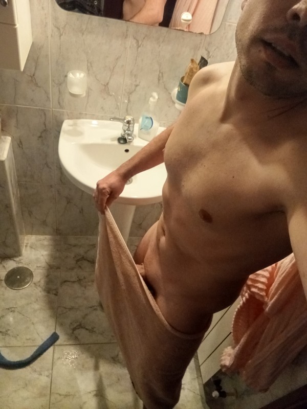 Xtudr - EL AMO DECIDE QUIEN TE FOLLA Estoy tan caliente que hoy me entregaría al amo que me esciba primero...No he hecho esto nunca antes pero hoy estu salido