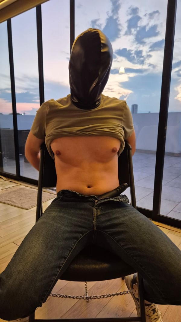 Xtudr - Bondage a domicilio. quiero que un sumiso venga para un gin de semana de BDSM, llegando aqui se pondra antifaz ciego y esposas en la espalda y asi ser totalmente vulnerable 