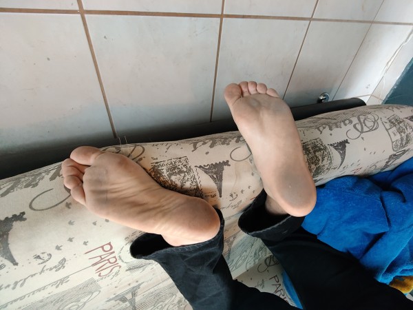 Xtudr - Oler pies A ustedes les apestaban los pies cuando eran más jóvenes? 
A mí no realmente, pasaba mucho tiempo descalzo y no había mal olor pero las plantas de mis pies regularmente estaban sucias 