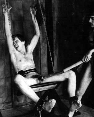 Xtudr - BDSM NEL KAMPO 141.-  Como vimos en la entrada anterior hay muchas imágens de interior que se pueden ADAPTAR NEL KAMPO. De ahí que tener buenas colecciones de imágenes puede ser una manera de hacer buenas sesiones tanto NEL KAMPO, como bajo tecchado.

La actual imagen se puede adaptar perfectamente a una sesión CAMPESTRE en la que la perra sumisa estáría atada a un poste un palo o un arbol, mientras que el Amo Cabrón le aha atado bien las pelotas o el cipote con un cordino recio pero muy delgado.

El tormento es muy sencillo; se trata de TIRAR, ya sea paulatinamente o CON FUERZA, (pero sin exagerar que no se trata de capar ala perra) hasta que çesta gima o chille que es el elemento fundamental de la tortura. Al hacer gemir o chillar ala perra la estamos condenando a sufrir tormento, ya sea en forma de bofetadas, azotes, arrankapelos, pinzas, etc.

Ahora bien incluso el hecho de hecerlo chillar puede ser en sí mismo un tormento divertido para el Amo Cabrón, o para los AYUDANTES. Que pueden COMPETIR, para ver quién lo hace chillar más fuerte, o más largo… jajjajajjajajja. De hecho a mi me gustan mucho esas competiciones entre los ayudantes, porque siempre el que pierde es torturado por los otros y éste  sabe perfactamente lo que le pueden hacer los otros… jajjajajjaj.

Ese tipo de sesión NEL KAMPO es realmente una DOBLE SESIÓN, realmente divertida para el Amo que la lleva adelante así como para los Ayudantes cabrones que lo ayudan y que consiguen GANAR las competiciones que se plantean en una sesión de este tipo…
