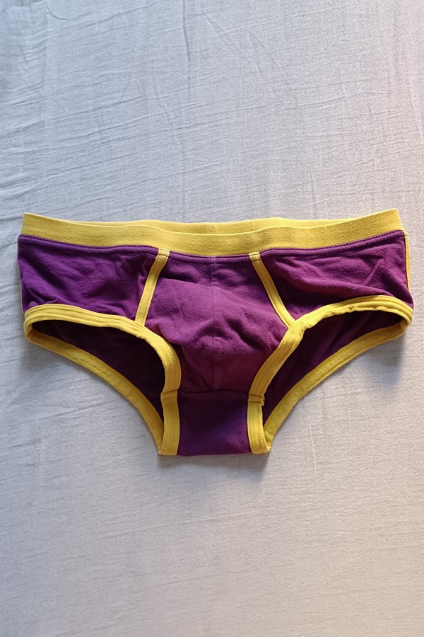 Xtudr - COMPRA-VENTA DE GAYUMBOS SUDADOS Calzoncillos, slip (gayumbos en general), camisetas, ropa de deporte, calcetines de fútbol o gym (calcetos), pantalones limpios o usados, currados de días, manchados de precum, semen, con olor y limpiados o sucios después de sexo. Que te guste tener mi olor y mi esencia de macho, solo pagaras por lo que me cueste la ropa usados de un amo, entreno a diario y mi ropa termina, con olor a macho. Para los que les gusta oler calzones usados. equipas de fútbol, calcetos, gayumbos, camisetas, pantalones... Todo currado como quieras, sudado de mis entrenos... ¡A tu gusto! Buenos precios, solo pagaras por el precio de las prendas y él envió, morbo y vicio.