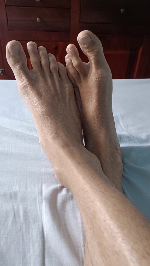 Xtudr - LAMEDORES de Todo, PIES, HUEVOS,POLLAS,OJETES, DEDOS,SOBACOS,OMBLIGOS, INGLES..... Busco esclavos que adoren y coman mis pies como yo les diga, que se curren la pedicura, masajes y hacerles todo los que sea necesario para quitarme el estrés... 