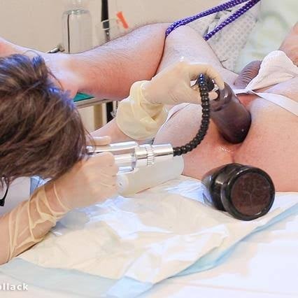 Xtudr - Supositorios Barcelona Estoy tumbado en la camilla con las piernas abiertas, completamente expuesto bajo las luces frías del consultorio.
Sus manos enguantadas empujan el grueso instrumento negro dentro de mí mientras la bomba succiona y los rodamientos de cuentas se deslizan profundo.
Cada pulso del aparato me obliga a entregarme más, gimiendo sumiso como un paciente que ya no controla su propio cuerpo.
Solo existo para ser examinado, rellenado y usado por él hasta que diga que la exploración ha terminado.